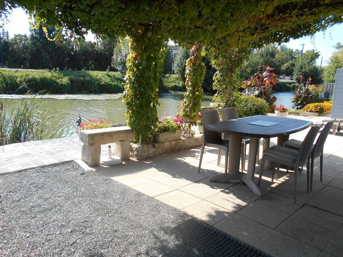 Marais Poitevin Bord Riviere Peche ,Barque, Velos, Wifi, Linge, Cheminee, Cuisine, Terrain De Boules La Taillee Eksteriør bilde